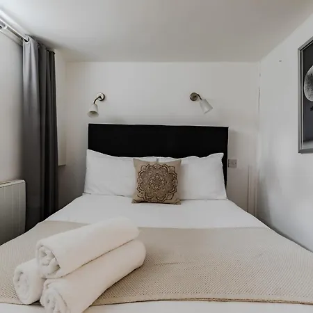 Fairhazel Gardens Studios London Room photo