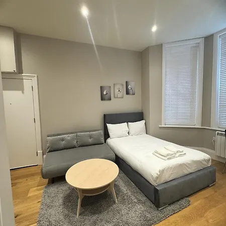 Fairhazel Gardens Studios London Room photo